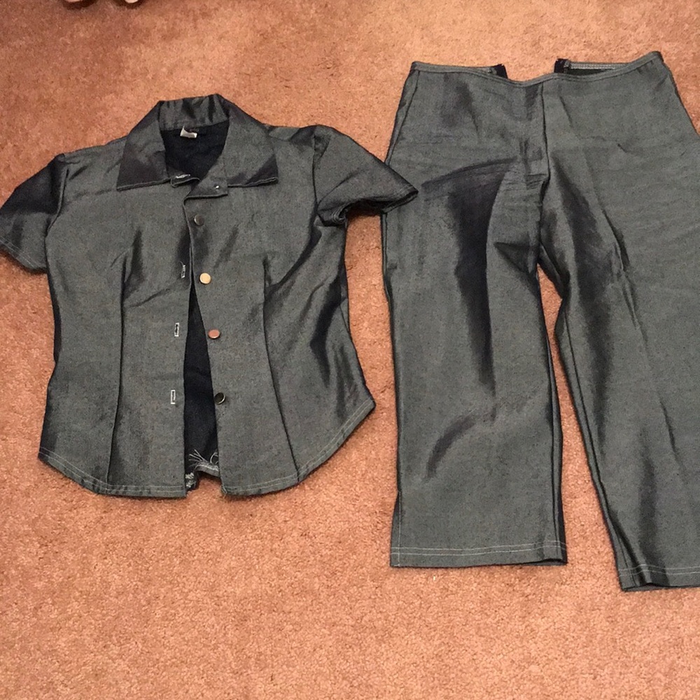 Juniors 2- piece Shirt & Capri Pant Set